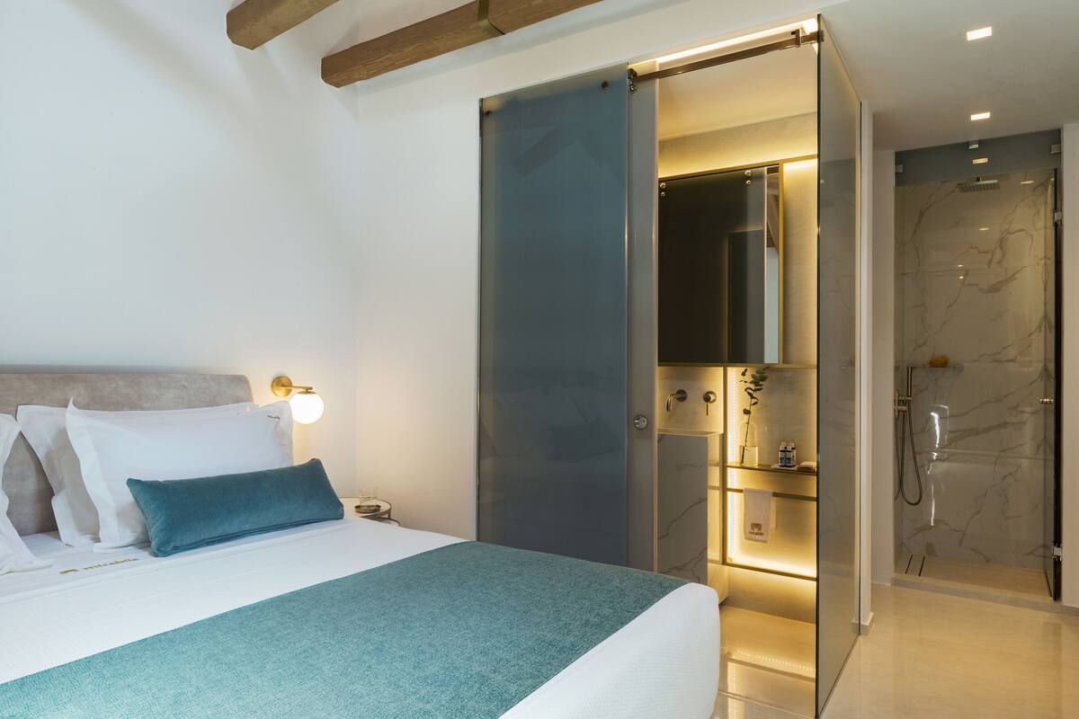 Duplex suite (Topaz) | 1 bedroom, hypo-allergenic bedding available, in-room safe, desk