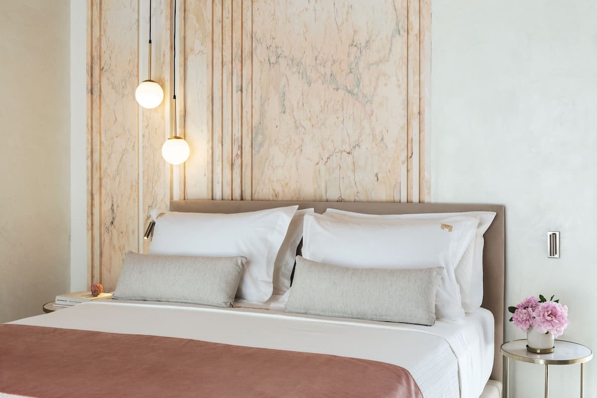 Honeymoon suite with Spa bath (Sunstone) | 1 bedroom, hypo-allergenic bedding available, in-room safe, desk