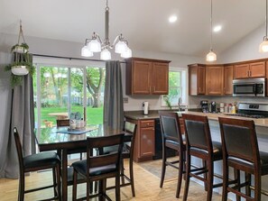 冷蔵庫、電子レンジ、オーブン、コンロ