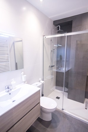 Een douche, een haardroger, handdoeken