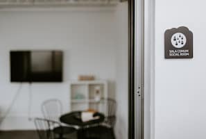 Een 53-inch ledtelevisie met kabelzenders en televisie