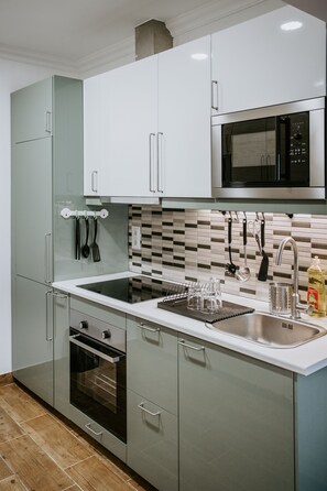 Full-size fridge, microwave, oven, stovetop - Dream House Hostel (Faro)