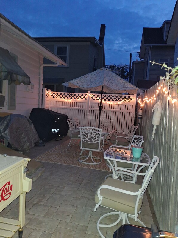 Outdoor dining - Perfect Get-away! Game room, bikes & 6 badges ! (Ocean Grove)