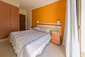 ميني بار وخزنة داخل الغرفة وستائر تعتيم وواي فاي مجانًا