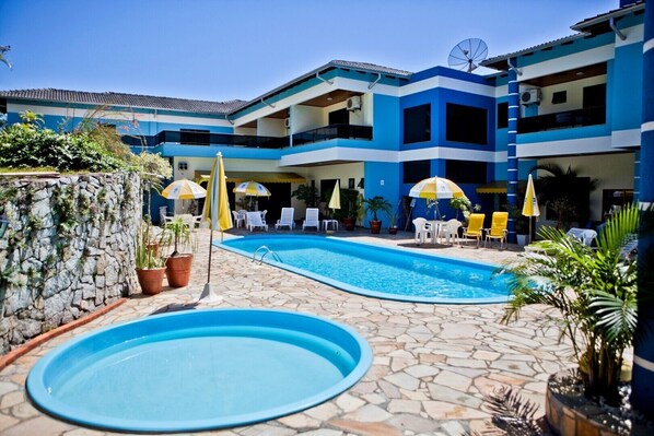 حمّام سباحة خارجي