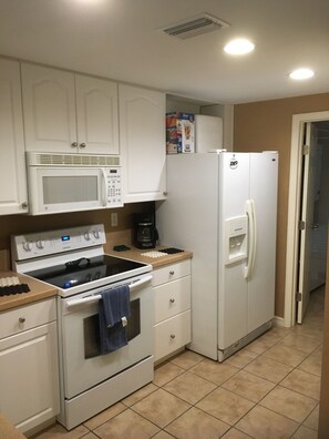 Kjøleskap, mikrobølgeovn, ovn og oppvaskmaskin