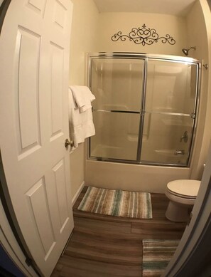 Combined shower/bathtub, towels, soap, toilet paper - Guest suite in the woods with private entry  (Lincoln)