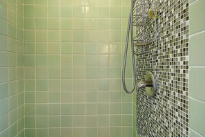 Ducha, secador de pelo y toallas