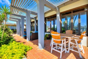 Outdoor dining - Cozy condo. Beach Access! Heated Community Pool! (Port Aransas)