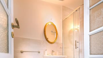 Quarto quádruplo luxo | Banheiro | Chuveiro, chuveiro com efeito de chuva, produtos de toalete grátis