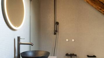 Habitación Deluxe doble | Baño | Ducha, artículos de higiene personal gratuitos y secador de pelo