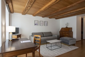 Quarto casal luxo | Área de estar | TV de tela plana 70 cm com canais a cabo, TV