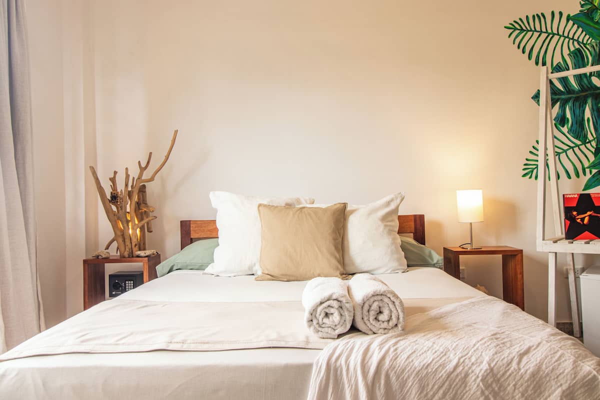 Phòng Deluxe, 1 giường cỡ queen, ban công, quang cảnh thành phố | Bộ đồ giường cao cấp, chăn bông