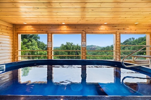 LUXURY CABIN-HEATED POOL-HOT TUB-SAUNA-GREAT VIEWS-BBQ-LOCATION-GREAT REVIEWS