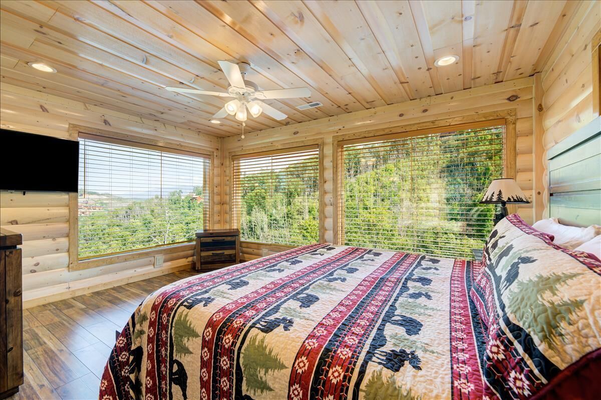 LUXURY CABIN-HEATED POOL-HOT TUB-SAUNA-GREAT VIEWS-BBQ-LOCATION-GREAT REVIEWS
