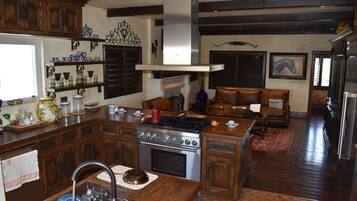 冷蔵庫、電子レンジ、オーブン、コンロ