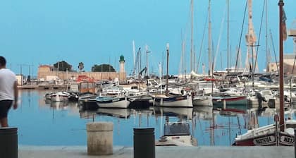 70m2 town apartment, located a stone's throw from the old port.