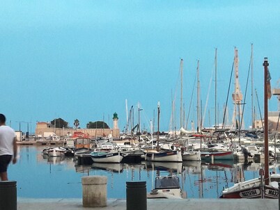 70m2 town apartment, located a stone's throw from the old port.