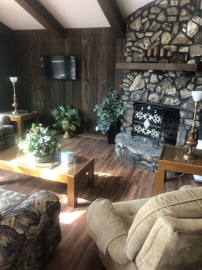 Twelve Oaks Resort - 1/4 mile from Lake Norfork Marina