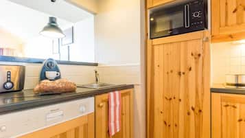 Basic Apartment, Ensuite, Mountain View (Appartement 702 ) | Private kitchen | Fridge, microwave, oven, stovetop