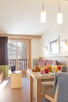 Apartment, Ensuite, Mountain View (Appartement Vue Montagne) | In-room dining