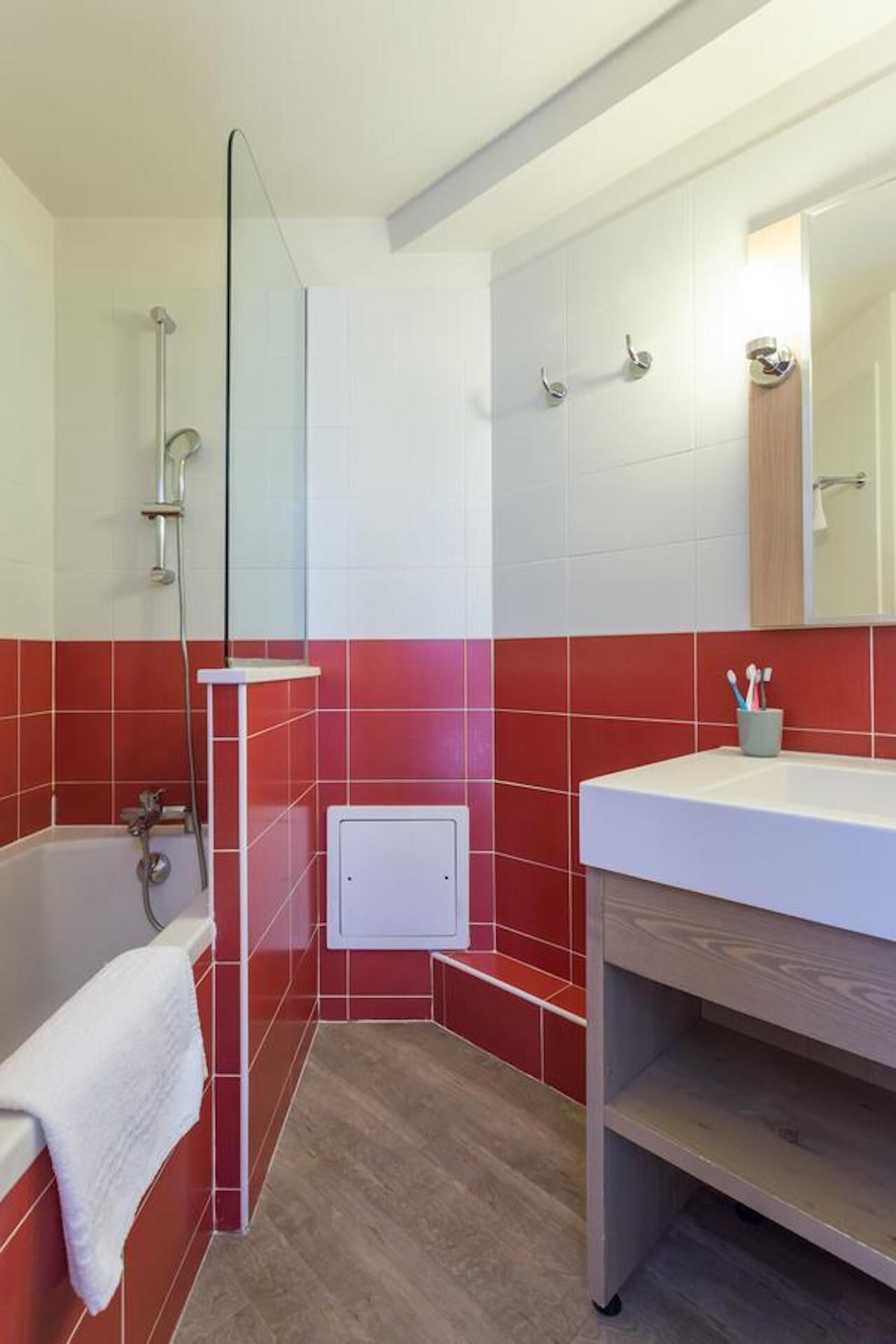 Une salle de bain avec une baignoire, une douche, un lavabo et un miroir.