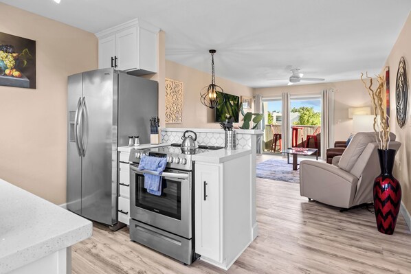 Refrigerador, microondas, horno y parrilla de estufa 