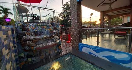 Prestige Grounds Guesthouse with Lap Pool and Billiards