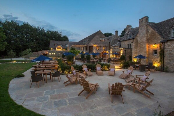 Outdoor dining - Romantic Coach House for 2 | Perfect Cotswold Stay + EV (Andoversford)