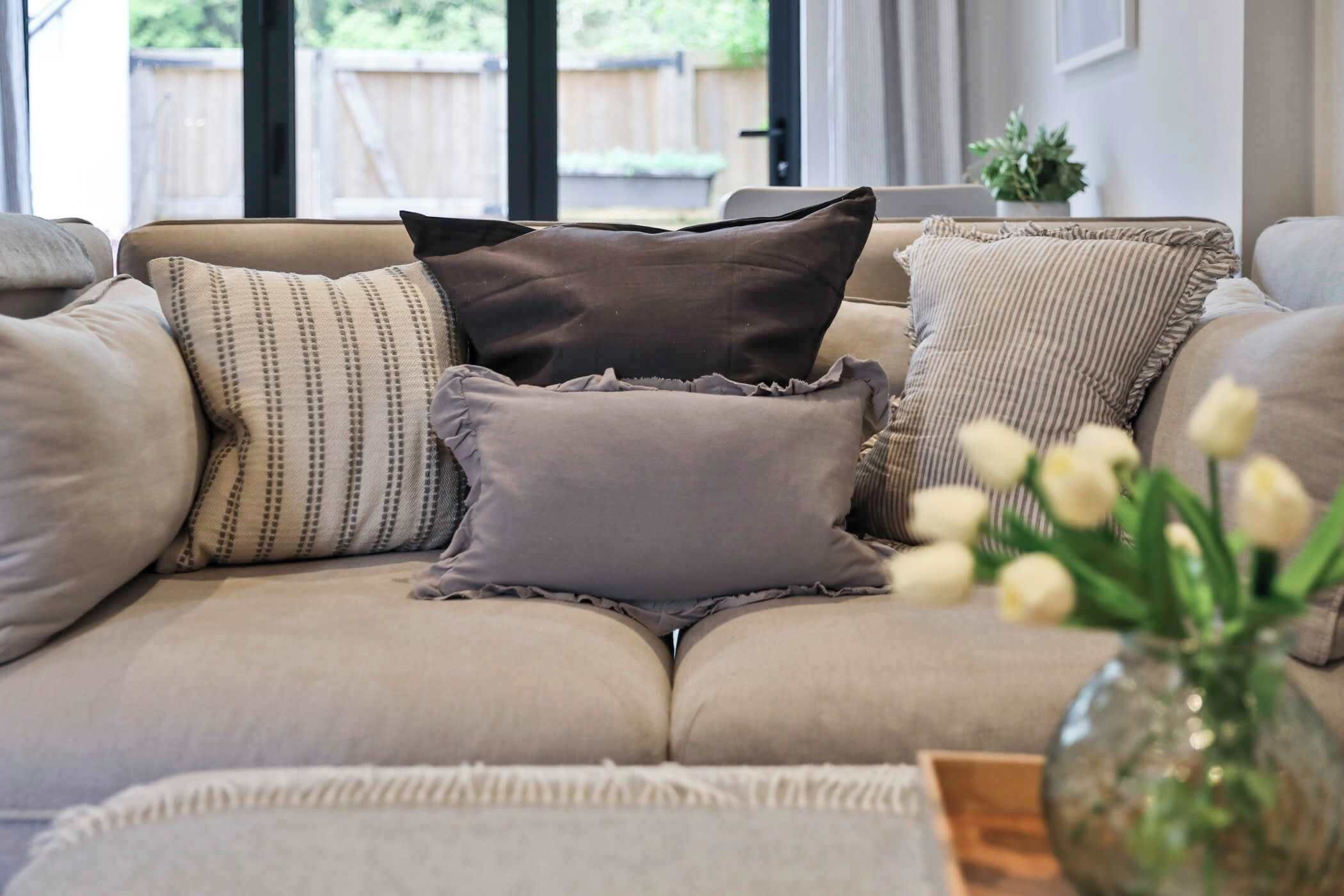 Televisio, videopelejä, kirjoja, työhuone