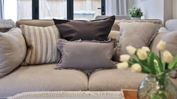 Televisio, videopelejä, kirjoja, työhuone