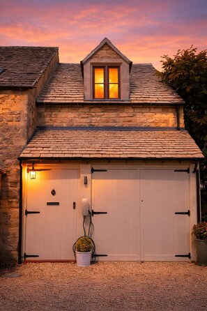 Exterior detail - Romantic Coach House for 2 | Perfect Cotswold Stay + EV (Andoversford)