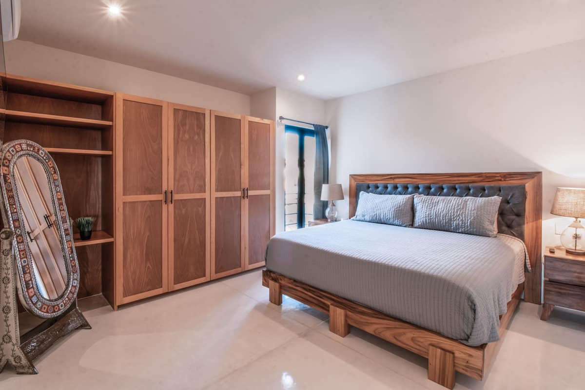 Premier Condo | 2 bedrooms, cribs/infant beds, free WiFi, bed sheets