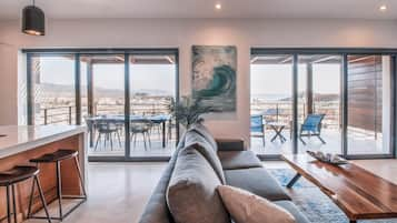 Elite penthouse, uitzicht op oceaan | Woonkamer | Een smart-tv