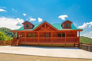 Exterior - Luxury Cabin with PRIVATE INDOOR POOL and INCREDIBLE VIEWS (Sevierville)