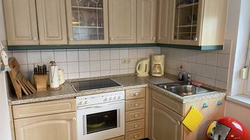 Fridge, oven, stovetop, coffee/tea maker