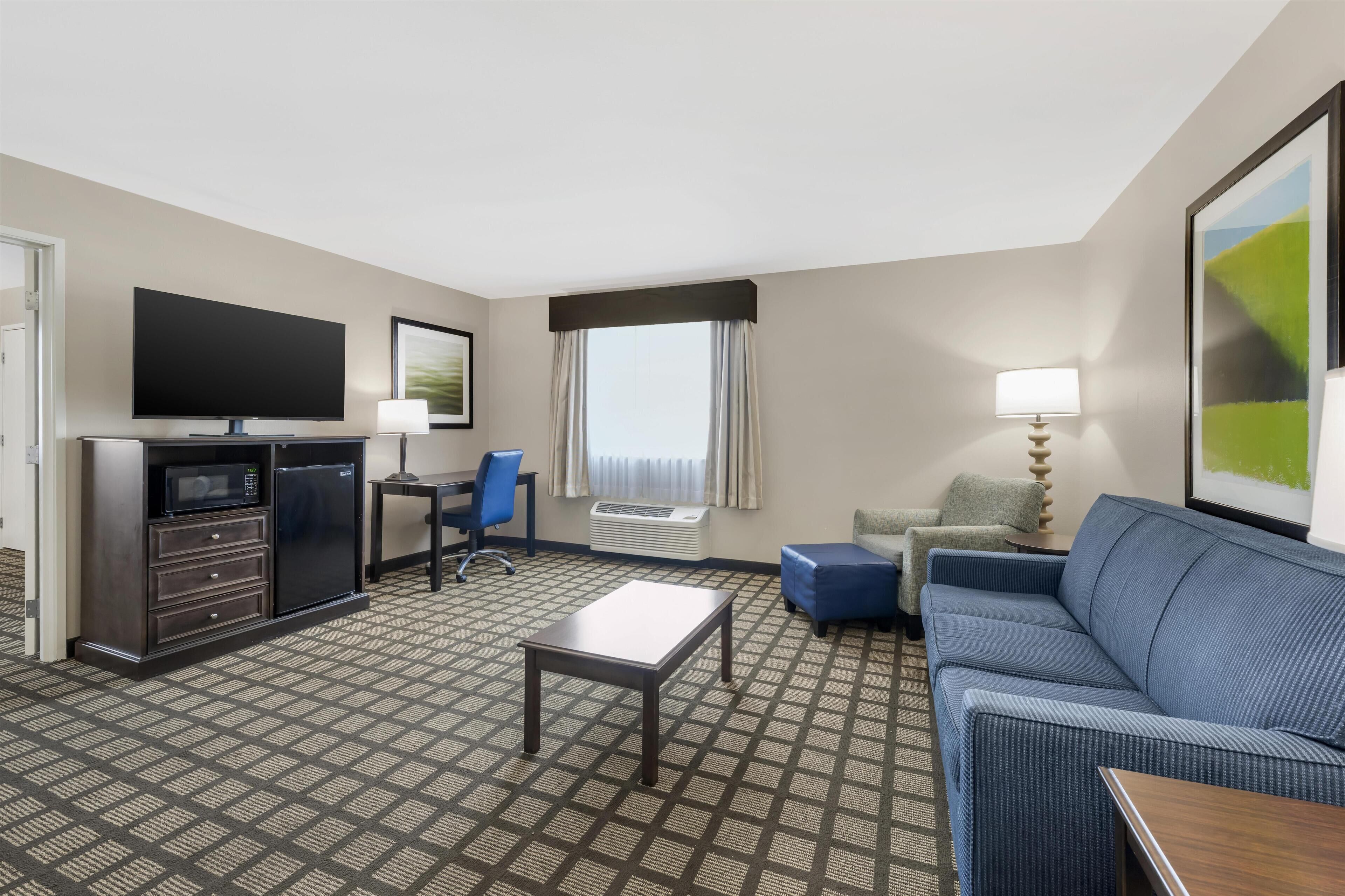 套房, 1 张特大床, 无烟房, 冰箱和微波炉 (with Sofabed) | 隔音、免费 WiFi、床单