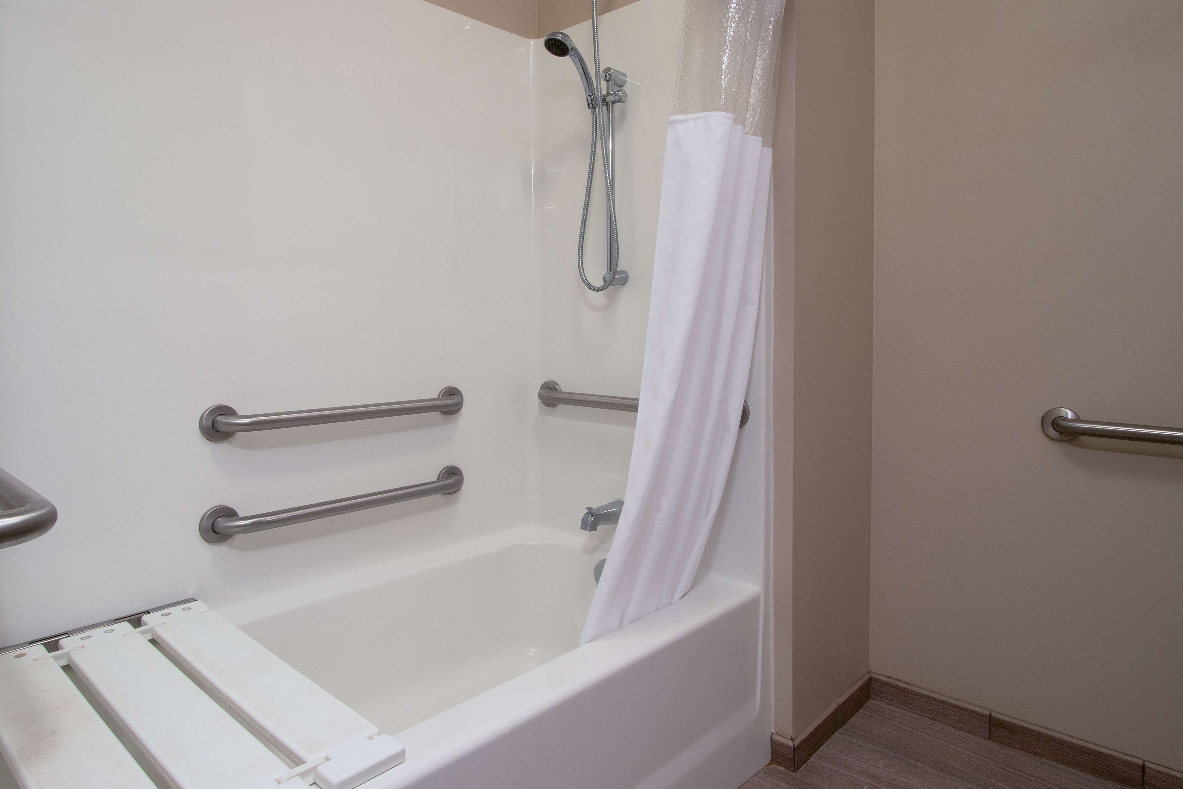 standard room, 1 king bed, accessible, refrigerator & microwave | bathroom | combined shower/bathtub, towels