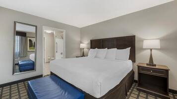 Phòng Suite, 1 giường cỡ king, không hút thuốc, tủ lạnh & lò vi sóng (with Sofabed) | Phòng cách âm, truy cập Internet không dây miễn phí, bộ trải giường