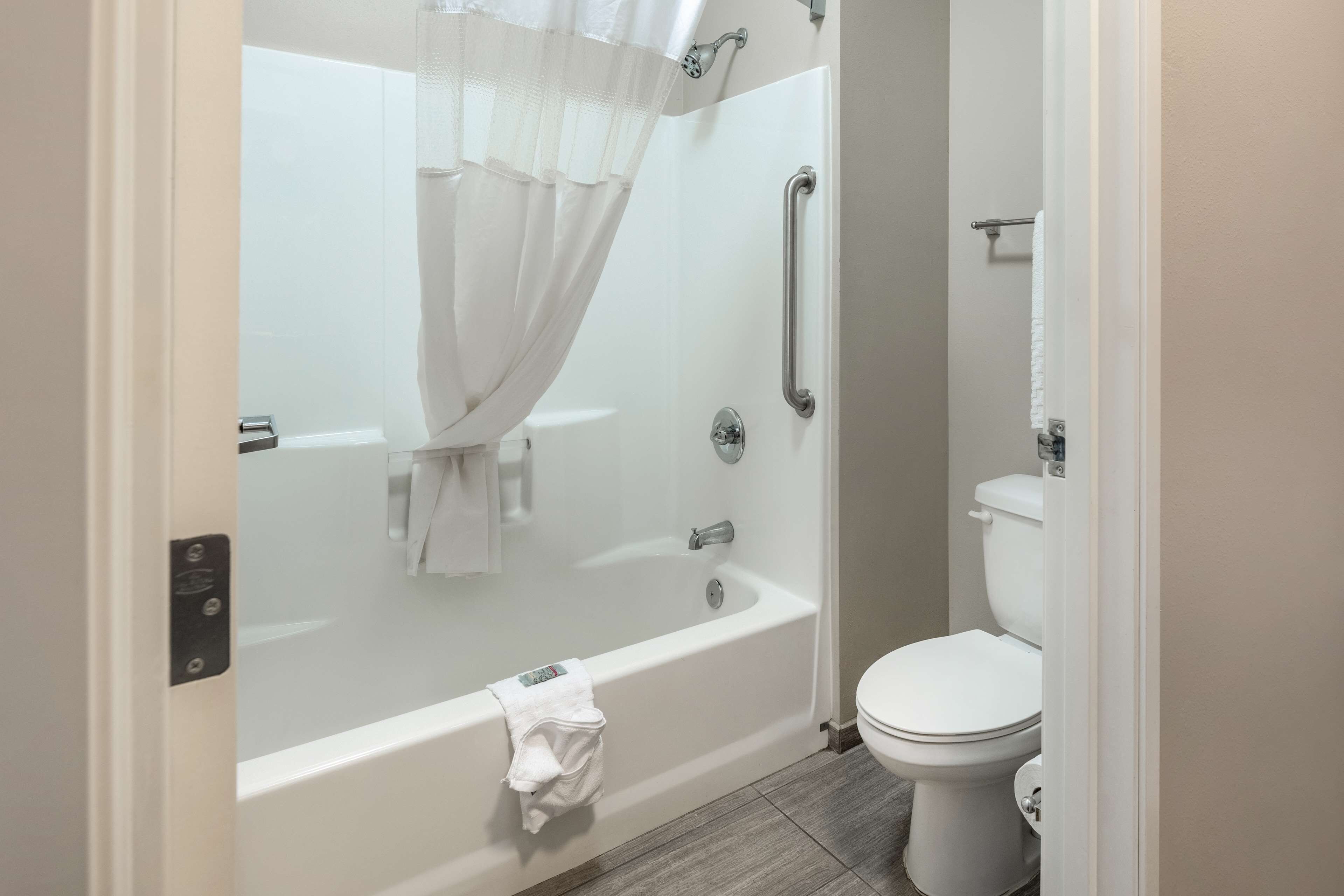 combined shower/bathtub, towels