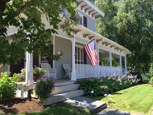 Front of property - Mermaid Inn of Mystic (Mystic)