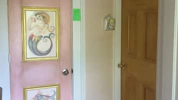 Habitación estándar doble | Baño | Ducha y bañera combinadas y artículos de higiene personal gratuitos