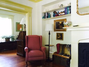 Lobby sitting area - Mermaid Inn of Mystic (Mystic)