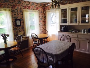 Breakfast area - Mermaid Inn of Mystic (Mystic)