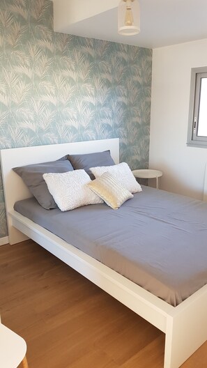 1 bedroom, iron/ironing board, WiFi, bed sheets - Apartment facing the sea, the beach 30 meters away!  (Binic)