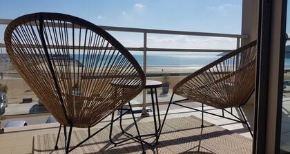 Apartment facing the sea, the beach 30 meters away!