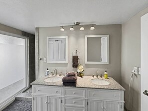 Shower - Zion Family Home (La Verkin)