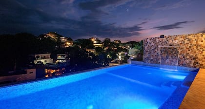 Cozy Condo 3 blocks from beach w/ROOFTOP POol