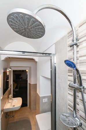 Douche, séchoir à cheveux, serviettes fournies, savon