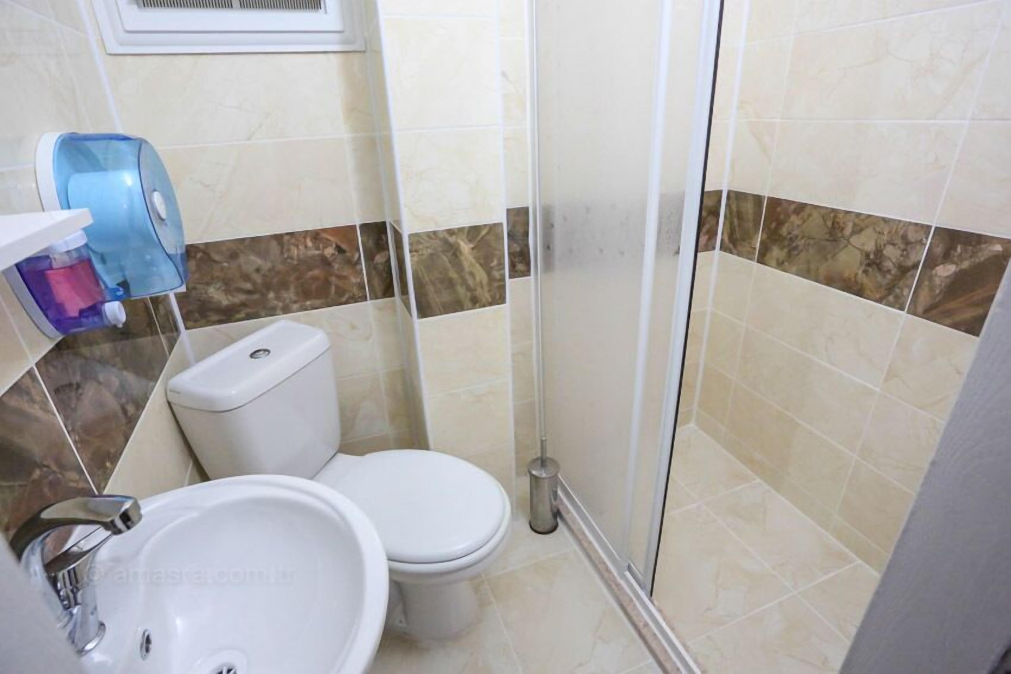 Kamar Double | Kamar mandi | Shower, pengering rambut, sandal, dan handuk